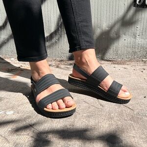 Size 8 Women's REEF Sandal Black Water Vista